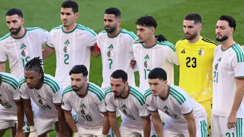 لاعبو المنتخب الجزائري لكرة القدم في تشكيلة رسمية قبل مباراة، مع تركيز على هشام بودواوي كهدف محتمل لفريق فياريال الإسباني.