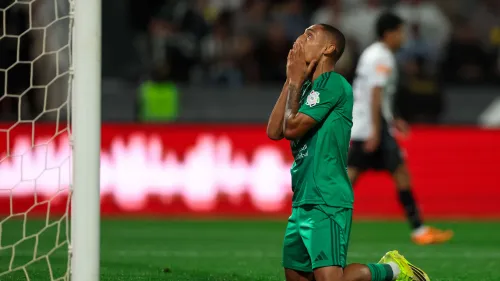 لاعب وسط الأهلي الفرنسي Enzo Millot يظهر تعبير الندم خلال مباراة، مع بحث النادي عن بديل فرنسي لتعزيز خط الوسط.