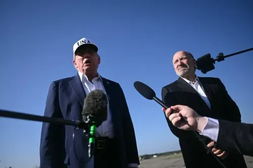 ترامب يتحدث أمام الصحفيين مع مستشار، في إطار مناقشات حول الرسوم الجمركية وتأثيرها على الاقتصاد الأمريكي.