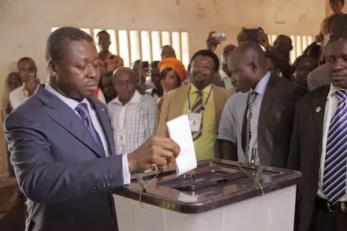 غناسينغبي، رئيس توغو، يدلي بصوته في انتخابات محلية وسط حشد من المراقبين في لومي، وسط توترات سياسية متزايدة.