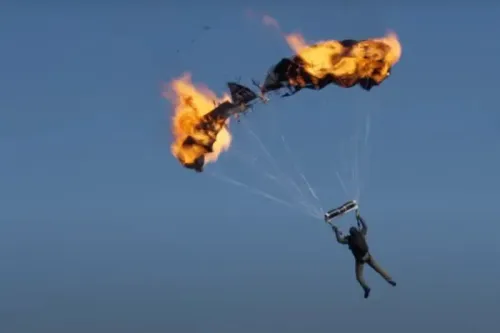 توم كروز يقوم بقفزة مظلية مشتعلة أثناء تصوير فيلم "Mission: Impossible - The Final Reckoning"، محققًا رقمًا قياسيًا جديدًا.