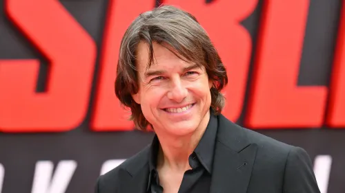 توم كروز مبتسم خلال عرض فيلمه "Mission: Impossible - The Final Reckoning"، يعبر عن حبه للفشار.