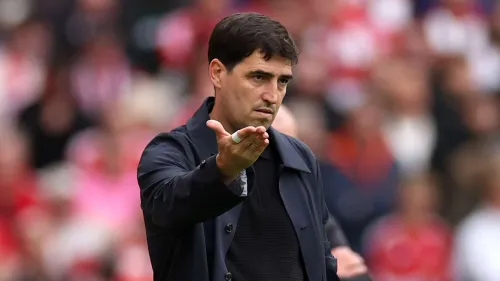 مدرب ليفربول إيرايولا يظهر بتعبير جدي أثناء مباراة تعادل الفريق 2-2 مع نوتنغهام فورست وسط انتقادات لافتقار الفريق للشراسة المطلوبة.