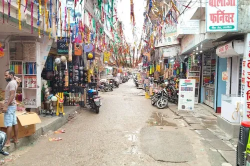 شارع في راكسول، الهند، يظهر متاجر فارغة مزينة بأشرطة ملونة، مما يعكس تأثير الاحتجاجات في نيبال على التجارة المحلية.