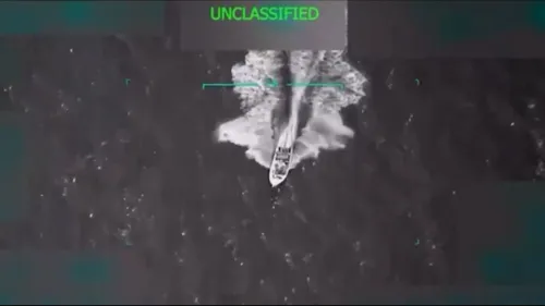 لقطة جوية لقارب في البحر الكاريبي، يظهر في الفيديو الذي تم الحديث عنه في غارة على قارب مخدرات، مع تفاصيل توضح أهمية الفيديو للنقاشات السياسية.