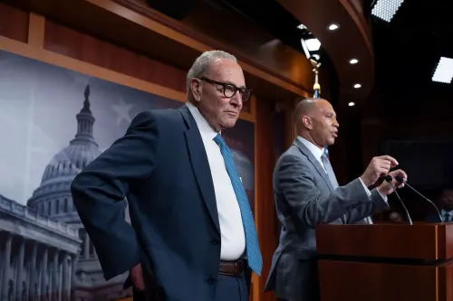 شومر وجيفريز يتحدثان في مؤتمر صحفي بعد اجتماع مع ترامب حول الرعاية الصحية وإغلاق الحكومة، مع التركيز على التحديات السياسية الحالية.