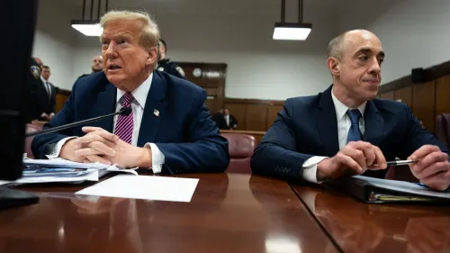 ترامب ومحاميه يجلسان في قاعة المحكمة، مع وجود عناصر أمنية في الخلفية، وسط أجواء توتر قانوني حول قضايا الهجرة.