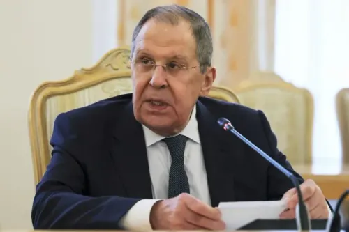 سيرغي لافروف يتحدث خلال اجتماع دبلوماسي، مع التركيز على محادثات السلام بين روسيا والولايات المتحدة بشأن أوكرانيا.