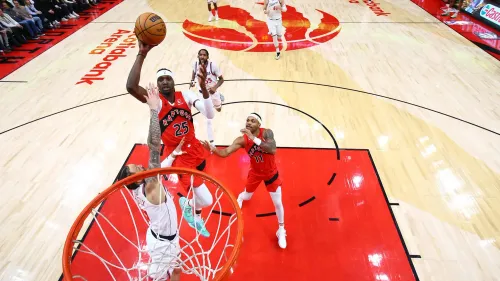 لاعبو تورونتو رابتورز في مباراة كرة سلة، مع كرة في الهواء، خلال مواجهة مع لوس أنجلوس كليبرز في ملعب سكوتiabank أرينا.