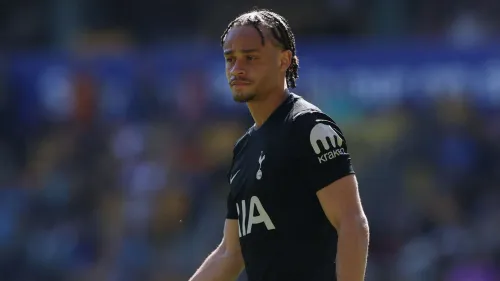 شون سيمونز لاعب خط وسط توتنهام في ملعب كرة قدم، يواجه تحدي التعافي من إصابة الرباط الصليبي مع استثماره في التعليم بجامعة هارفارد.