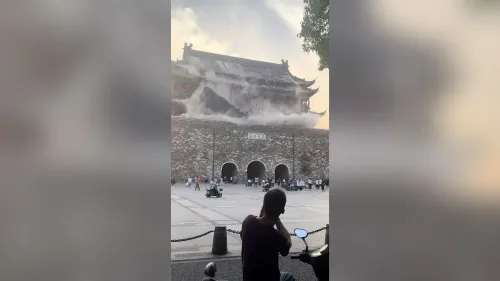 سقوط بلاط السقف من برج فنغيانغ للطبول في شرق الصين، مما أثار سحابة من الغبار وأدى إلى حالة من الذعر بين الزوار.
