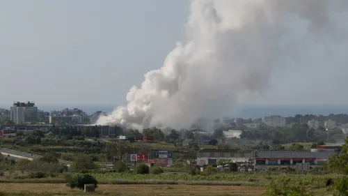 سحابة ضخمة من الدخان الأبيض تتصاعد من منطقة صناعية في كتالونيا بعد حريق، مما أدى إلى تحذيرات للسكان بالبقاء في المنازل.