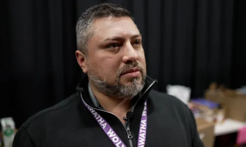 مارلون باتريس، مدير مدرسة في مينيسوتا، يعبر عن مخاوفه بشأن تأثير عمليات الهجرة على طلابه ومجتمعه، مع دموع في عينيه.