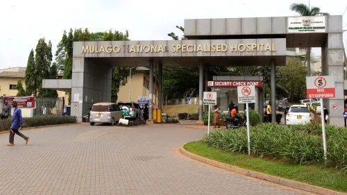 مدخل مستشفى مولاغو الوطني المتخصص في أوغندا، حيث تم الإعلان عن تفشي مرض فيروس السودان. تظهر لافتات تحذيرية وإجراءات أمنية.