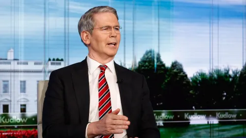 وزير الخزانة سكوت بيسنت يتحدث في برنامج تلفزيوني حول خطة الإدارة لخفض أسعار الفائدة طويلة الأجل وتأثيرها على الاقتصاد الأمريكي.