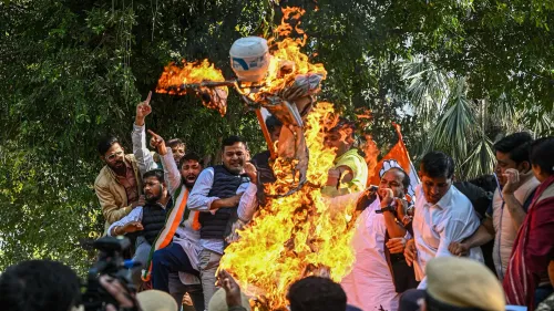 محتجون في الهند يحرقون دمية تمثل الرئيس ترامب، تعبيرًا عن غضبهم من ترحيل المهاجرين الهنود.