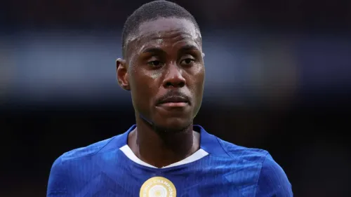 لاعب كرة القدم تريفوه تشالوبا يرتدي زي تشيلسي الأزرق، مع تركيز على وجهه أثناء مباراة، في سياق انتقاله المحتمل إلى نادي Como الإيطالي.
