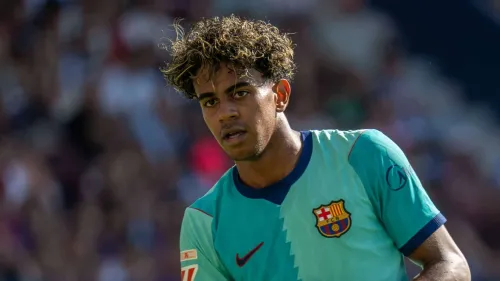 لاعب كرة القدم لامين يامال يرتدي قميص برشلونة خلال مباراة، مرشح قوي للكرة الذهبية 2026 بعد تحقيق ألقاب محلية ودولية.
