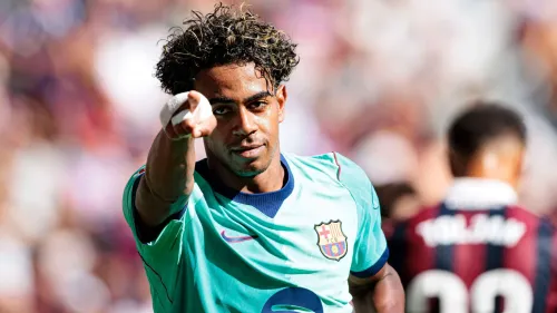 لامين يامال لاعب برشلونة الشاب يشير نحو الكاميرا خلال مباراة، مرشح قوي للكرة الذهبية 2026 بعد تألقه مع المنتخب الإسباني.