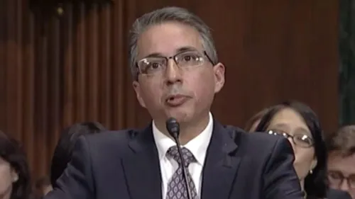 قاضي فيدرالي يتحدث خلال جلسة، مع التركيز على قضايا قانون الأعداء الأجانب وتأثيرها على ترحيل الفنزويليين.