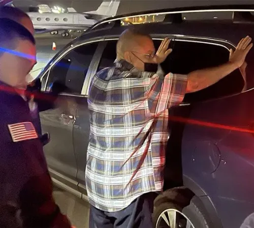 موييسيس ريفيرا-لونا أثناء اعتقاله من قبل الشرطة الأمريكية بتهمة قيادة عصابة MS-13 وتنفيذ جرائم قتل في واشنطن.