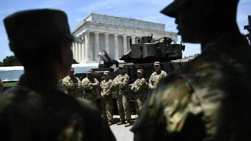 جنود من الجيش الأمريكي يقفون أمام مركبة عسكرية في واشنطن، مع نصب لينكولن في الخلفية، استعدادًا للاحتفال بالذكرى الـ250 لتأسيس الجيش.