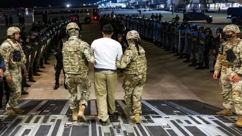 عملية ترحيل لمهاجر فنزويلي يُحتجز تحت حراسة مشددة من القوات الأمنية في السلفادور، في إطار اتفاق بين الولايات المتحدة والسلفادور.