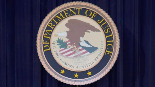 شعار وزارة العدل الأمريكية، يظهر النسر الأمريكي مع رموز العدالة، يرمز إلى الجهود القانونية ضد عصابة ترين دي أراغوا.