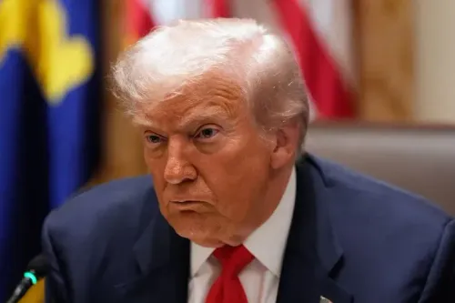 ترامب خلال مؤتمر صحفي، يعبر عن قلقه بشأن تهريب المخدرات من فنزويلا، وسط خلفية تتضمن الأعلام الأمريكية.