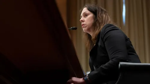 إقالة كولين شوغان، أمين أرشيف الولايات المتحدة، من قبل إدارة ترامب، خلال جلسة رسمية، تعكس التوترات السياسية حول إدارة الوثائق الرئاسية.