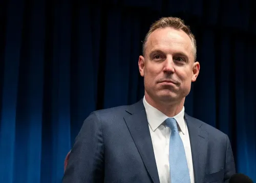 تظهر الصورة نائب المدعي العام تود بلانش، الذي يتحدث عن التحقيقات الفيدرالية في حادثة إطلاق النار في مينيابوليس.