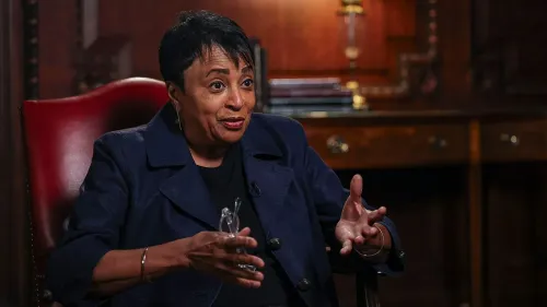 إقالة كارلا هايدن، أول امرأة وأول شخص أسود يشغل منصب أمينة مكتبة الكونغرس، بعد انتقادات لسياسات الرئيس ترامب بشأن الكتب.