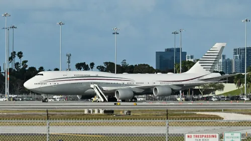 طائرة بوينغ 747 القطرية متوقفة في مطار بالم بيتش، مع تفاصيل تشير إلى استعدادها كبديل محتمل لطائرة الرئاسة الأمريكية.