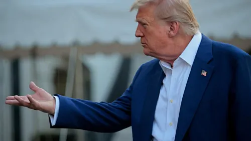 شعار قناة CNN مع عبارة "أخبار عاجلة"، يعكس التوتر حول تجميد التمويل الفيدرالي لجامعة ديوك بسبب اتهامات بالتمييز العنصري.