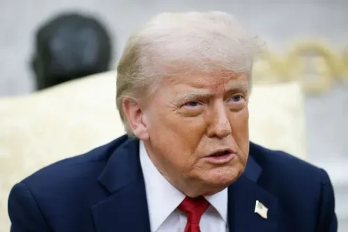 صورة لرجل يجلس في مكتب، يظهر تعبيره الجاد وهو يتحدث. تعكس الصورة الأجواء الرسمية والنقاشات السياسية حول قضايا الهجرة.