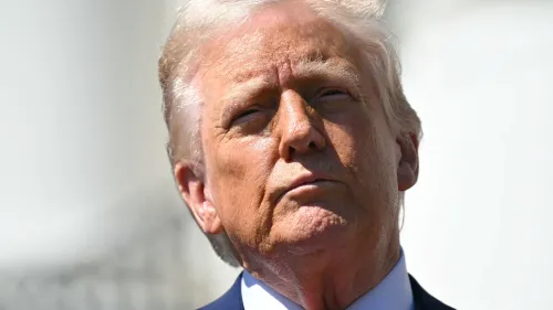 تظهر الصورة دونالد ترامب وهو ينظر إلى الأمام بتعبير جاد، مما يعكس مشاعر عدم الثقة تجاه مجتمع الاستخبارات خلال إدارته.