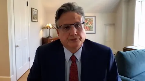القاضي بيدرو كولون يتحدث عن اعتقال القاضية هانا دوغان وتأثيره على النظام القضائي في ويسكونسن، مع التركيز على مخاوف من ترهيب القضاء.
