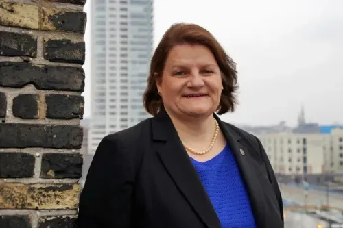 قاضية من ويسكونسن، هانا دوغان، تظهر مبتسمة في صورة رسمية، تعكس التحديات القانونية التي تواجهها في ظل سياسة الهجرة الصارمة.