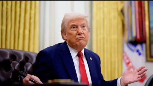 شعار شبكة CNN مع نص "أخبار عاجلة"، مما يعكس إعلان وزارة التعليم عن فتح تحقيق في جامعة ديوك بشأن انتهاكات محتملة لقانون الحقوق المدنية.