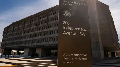 مبنى وزارة الصحة والخدمات الإنسانية الأمريكية، مع لافتة توضح العنوان. يُظهر الصورة التركيز على جهود الصحة العامة في مواجهة التحديات الصحية.