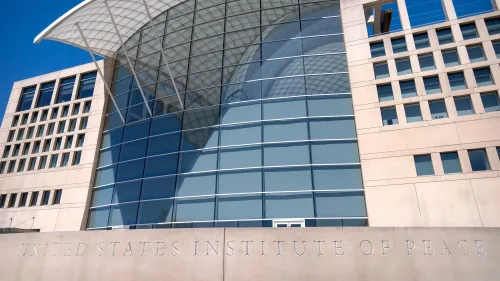 واجهة معهد الولايات المتحدة للسلام في واشنطن، تُظهر تصميمه المعماري الحديث، في سياق إنهاء خدمات موظفيه بسبب تغييرات إدارية.