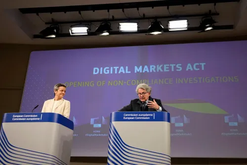 مؤتمر صحفي حول قانون الأسواق الرقمية، حيث يتحدث مسؤولون أوروبيون عن تحقيقات عدم الامتثال.
