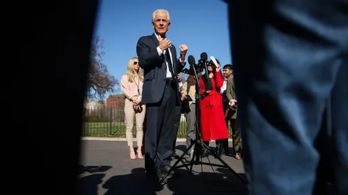 بيتر نافارو يتحدث أمام وسائل الإعلام في البيت الأبيض، مع وجود صحفيين خلفه، حول تأثير التعريفات الجمركية على الاقتصاد الأمريكي.