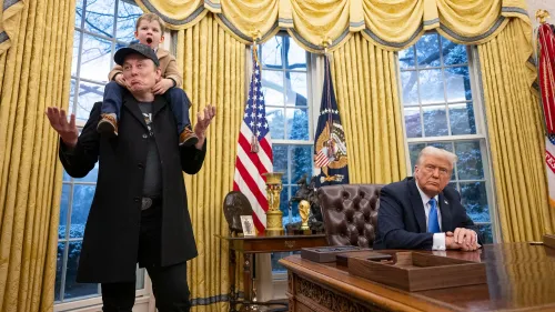 إيلون ماسك يحمل طفلًا على كتفه بينما يجلس ترامب بجدية على مكتبه في المكتب البيضاوي، مع العلم الأمريكي خلفهم.