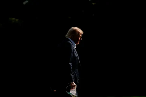 ترامب يسير في الظل، مع التركيز على تهديده بفرض تعريفة جمركية بنسبة 100% على الأفلام الأجنبية، مما يؤثر على صناعة السينما.