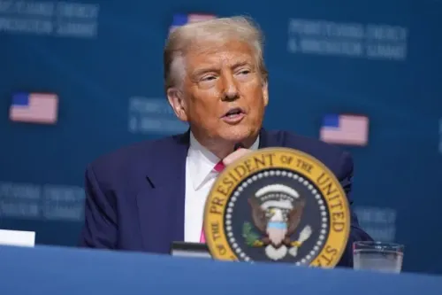 ترامب يتحدث في مؤتمر صحفي حول الاتفاق التجاري مع إندونيسيا، مع التركيز على التزامات الشراء الكبيرة من الطاقة والمنتجات الزراعية.