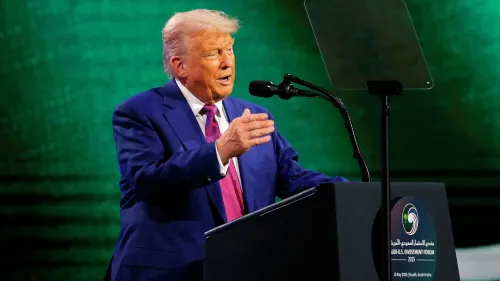 ترامب يتحدث في منتدى استثماري سعودي، معلنًا عن رفع العقوبات على سوريا بعد سقوط نظام الأسد، مع التركيز على فرص جديدة للسلام.