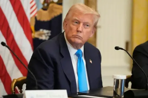 ترامب خلال اجتماع رسمي، مع التركيز على تفاصيل الاتفاق التجاري مع كوريا الجنوبية وتأثيره على التعريفات الجمركية.