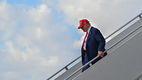 ترامب ينزل من الطائرة مرتديًا قبعة "اجعل أمريكا عظيمة مرة أخرى"، وسط سماء زرقاء مع غيوم.