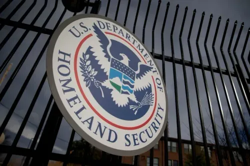 شعار وزارة الأمن الداخلي الأمريكي على سياج، يعكس جهود إعادة بناء مكاتب حقوق المدنية بعد تسريح الموظفين.